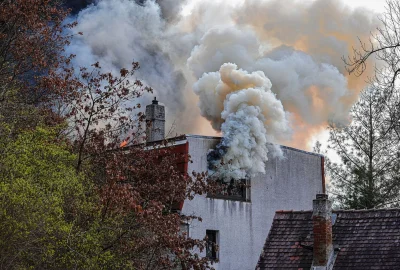 Zwei Verletzte bei Brand: Meterhohe Flammen steigen aus Wohnhaus - Feuer in einem Wohnhaus in Meerane.Foto: Andreas Kretschel