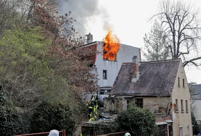 Zwei Verletzte bei Brand: Meterhohe Flammen steigen aus Wohnhaus - Die Flammen breiten sich stetig aus. Foto: Andreas Kretschel