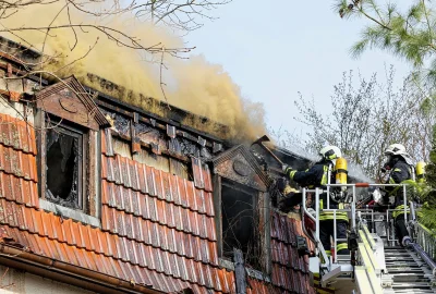 Zwei Verletzte bei Brand: Meterhohe Flammen steigen aus Wohnhaus - Die Feuer kämpft gegen das Feuer an. Foto: Andreas Kretschel