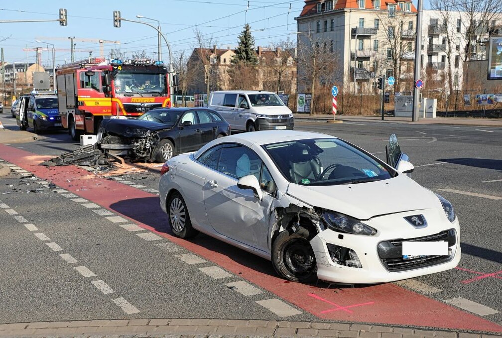 In Dresden kam es heute auf einer Kreuzung zu einem Unfall. Foto: Roland Halkasch