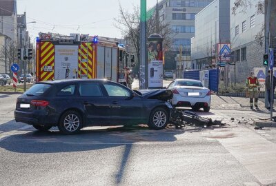 Zwei Verletzte bei Kollision auf Dresdner Kreuzung - In Dresden kam es heute auf einer Kreuzung zu einem Unfall. Foto: Roland Halkasch
