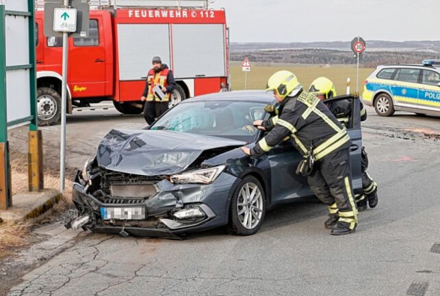 Zwei Verletzte bei Kollision in Euba - In Euba kam es heute Nachmittag zu einem Verkehrsunfall. Foto: Harry Härtel/Haertelpress