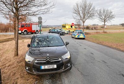 Zwei Verletzte bei Kollision in Euba - In Euba kam es heute Nachmittag zu einem Verkehrsunfall. Foto: Harry Härtel/Haertelpress