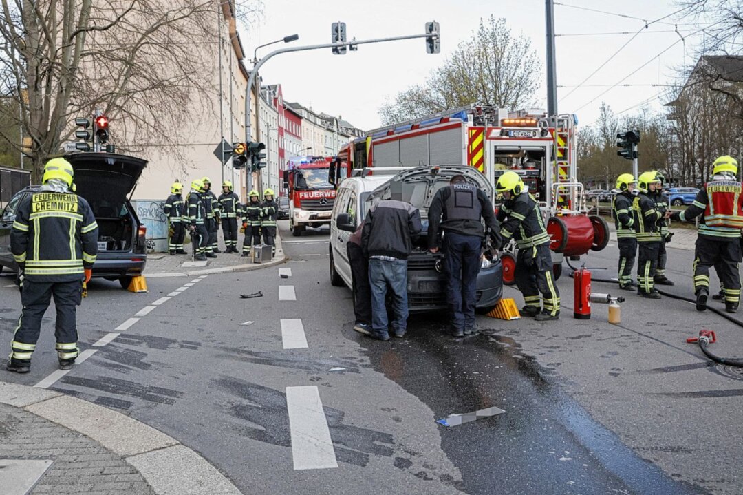 Zwei Verletzte bei Kreuzungscrash in Bernsdorf - Am Dienstagabend wurden Feuerwehr und Polizei gegen 19 Uhr auf die Kreuzung Bernsdorfer Str. Ecke Pappelstr. gerufen. Foto: ChemPic