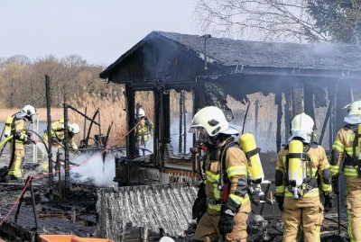 Zwei Verletzte bei Laubenbrand im Stadtbad Roda - Laubenbrand im Stadtbrand Roda. Foto: Sören Müller