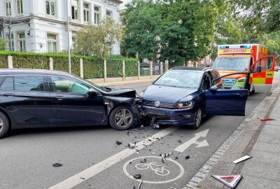 Zwei Verletzte bei schwerem Unfall in Leipzig - In Leipzig hat es schwer gekracht. Foto: Christian Grube