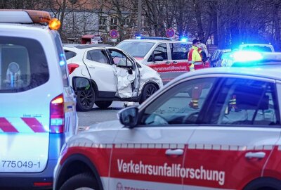 Zwei Verletzte bei Verkehrsunfall in Dresden - Ein LKW und ein PKW kolliiderten Foto: Roland Halkasch