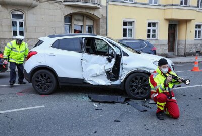 Zwei Verletzte bei Verkehrsunfall in Dresden - Ein LKW und ein PKW kolliiderten Foto: Roland Halkasch
