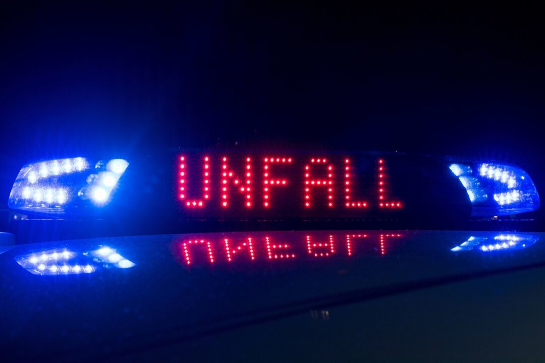 Zwei Verletzte bei Zusammenstoß auf A4 - Das Blaulicht auf einem Fahrzeug der Polizei leuchtet in der Dunkelheit.