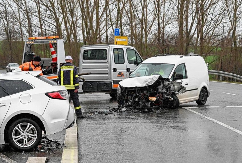 Zwei Verletzte nach Frontalcrash auf der B175 - Auf der B175 bei Döbeln kam es zu einem Verkehrsunfall. Foto: LausitzNews