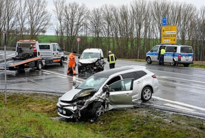 Zwei Verletzte nach Frontalcrash auf der B175 - Auf der B175 bei Döbeln kam es zu einem Verkehrsunfall. Foto: LausitzNews