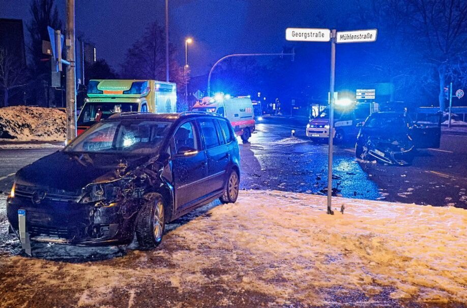 Zwei Verletzte nach Kreuzungscrash in Chemnitz - Schwerer Kreuzungsunfall in Chemnitz. Foto: Harry Haertel