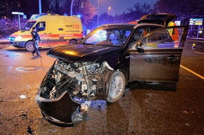 Zwei Verletzte nach Kreuzungscrash in Chemnitz - Am Freitag ereignete sich gegen 7.00 Uhr in Chemnitz, Georgstraße/Mühlenstraße, ein schwerer Verkehrsunfall. Foto: Harry Haertel