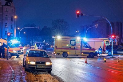 Zwei Verletzte nach Kreuzungscrash in Chemnitz - Am Freitag ereignete sich gegen 7.00 Uhr in Chemnitz, Georgstraße/Mühlenstraße, ein schwerer Verkehrsunfall zwischen zwei Fahrzeugen. Foto: Harry Haertel