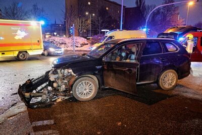 Zwei Verletzte nach Kreuzungscrash in Chemnitz - Am Freitag ereignete sich gegen 7.00 Uhr in Chemnitz, Georgstraße/Mühlenstraße, ein schwerer Verkehrsunfall zwischen zwei Fahrzeugen. Foto: Harry Haertel