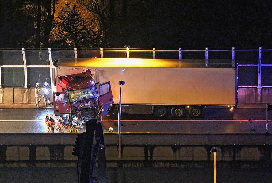 Zwei Verletzte nach Unfall auf A17: LKW prallt gegen Tunnelwand - Ein Sattelzug Mercedes-Benz war im Dölzschener Tunnel ins Schleudern geraten. Foto: Roland Halkasch