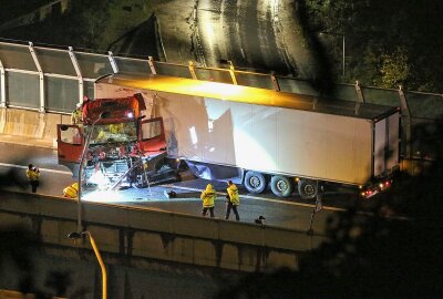 Zwei Verletzte nach Unfall auf A17: LKW prallt gegen Tunnelwand - Ein Sattelzug Mercedes-Benz war im Dölzschener Tunnel ins Schleudern geraten. Foto: Roland Halkasch