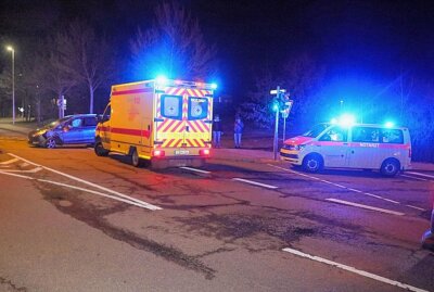 Zwei Verletzte nach Unfall in Bernsdorf - Zwei Personen kamen verletzt in ein Krankenhaus. Foto: ChemPic