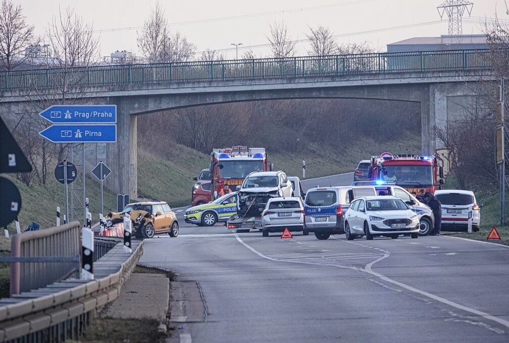 Zwei Verletzte nach Unfall in Dohna - Auf der S 175 kam es am Donnerstagnachmittag zu einem Unfall. Foto: Roland Halkasch