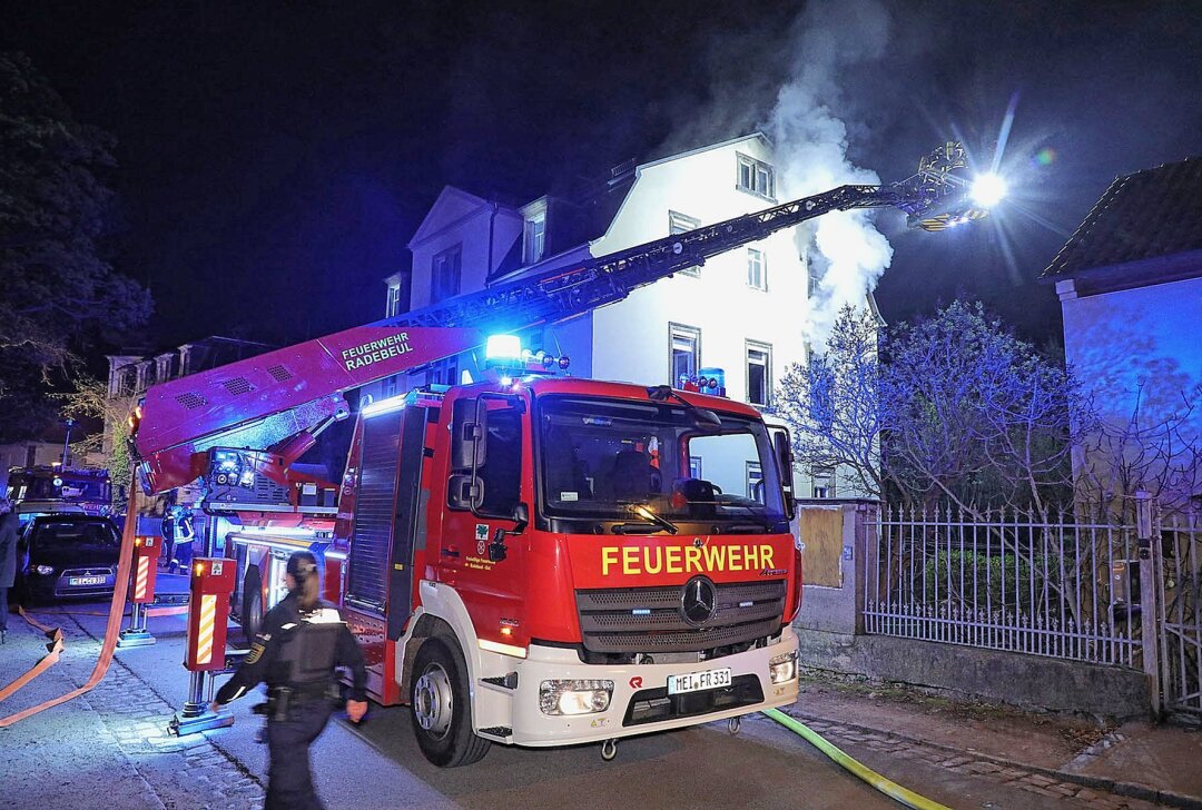 Zwei Verletzte nach Wohnungsbrand in Radebeul - Zwei Personen wurden bei Wohnungsbrand in Radebeul verletzt. Foto: Roland Halkasch