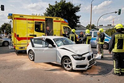 Zwei verletzte Personen nach Crash an Ampelkreuzung - Crash an Ampelkreuzung endet mit zwei Verletzten. Foto: Harry Härtel