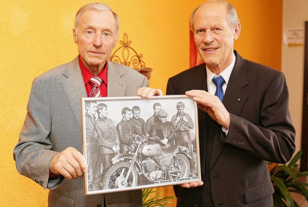 Klaus Teuchert und Klaus Halser (v.l.) sind die einzigen noch lebenden Trophysieger von 1967 in Zakopane und 1969 in Garmisch-Partenkirchen. Foto: Thomas Fritzsch/PhotoERZ