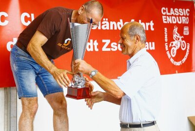 Zweifacher Trophysieger Klaus Halser wird am Samstag 80 Jahre - Klaus Halser übergab 2019 bei der Classic Enduro in Zschopau die Pokale. Foto: Thomas Fritzsch/PhotoERZ