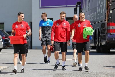 "Zweifel wären falsch": Leonhardt steht hinter dem neuen FCE-Coach - Aleksey Shpilevski auf dem Weg zum ersten Training. Foto: Katja Lippmann-Wagner