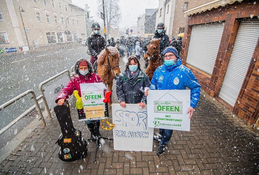 Zweite Kundgebung gegen die Geschäftsschließung in Lugau - Kreuzung Stollberger Straße/Flockenstraße Lugau Foto: Georg Ulrich Dostmann