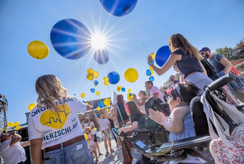 Zweites Chemnitzer Bürgerfest "Herzschlag" hat begonnen - 2019 stiegen auf dem Seeberplatz Luftballons in den Stadtfarben in die Luft. Foto: Verein/Uwe Meinhold/Archiv