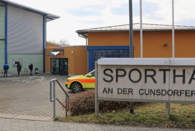 Zweitimpfungen in der Reichenbacher Sporthalle statt im Impfbus - Geimpft wird in der Sporthalle, nicht im Impfbus. Foto: Simone Zeh