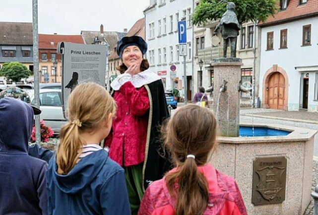 Zweitklässler besuchen Heimatverein - Prinz Lieschen überraschte die Schüler beim Stadtrundgang am Brunnen. Foto: Andrea Funke