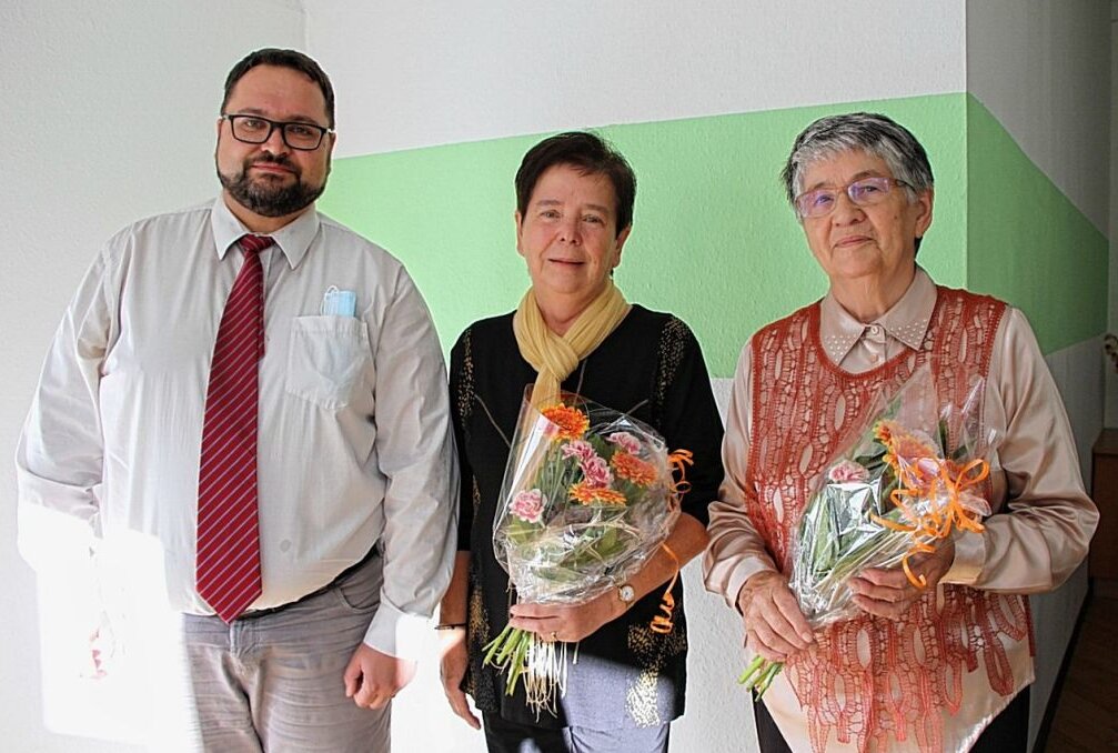 Barbara Fröhlich und Hildegard Hanke bekamen am Donnerstag ihre Auszeichnung. Drei weitere Damen bekommen sie noch. Foto: Stadt Zwickau