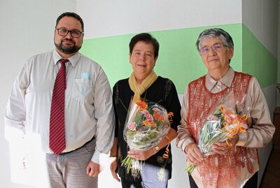Zwickau ehrt ehrenamtliches Engagement in Seniorenarbeit - Barbara Fröhlich und Hildegard Hanke bekamen am Donnerstag ihre Auszeichnung. Drei weitere Damen bekommen sie noch. Foto: Stadt Zwickau