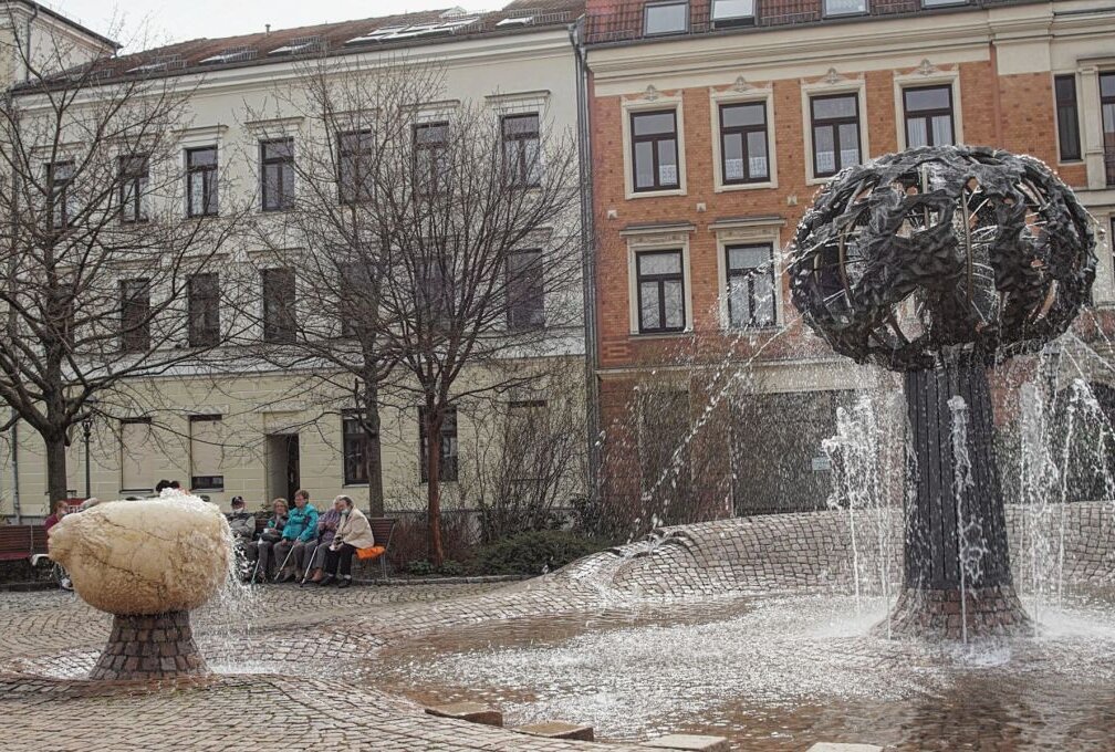 Zwickau: Erste Wasserspiele sprudeln wieder - Der Brunnen auf dem Schumann-Platz sprudelt wieder.Foto: msz/Alfredo Randazzo