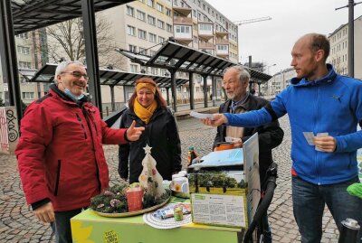 Zwickau: Fairtrade-Schokolade für alte Handys spendiert - ZDer wickauer Lehrer Ralf Jahn (links) beteiligte sich an der von Kathleen Kuhfuß (Die Grünen) organisierten Aktion. Foto: Ludmila Thiele