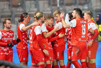 Zwickau feiert ersten Auswärtssieg der Saison! - Torjubel nach dem 0: Foto: PICTURE POINT / Gabor Krieg