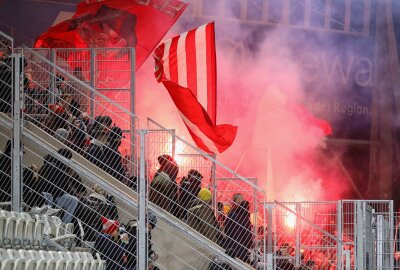 Zwickau feiert ersten Auswärtssieg der Saison! -  Fans Zwickau zünden Pyrotechnik. Foto: PICTURE POINT / Gabor Krieg