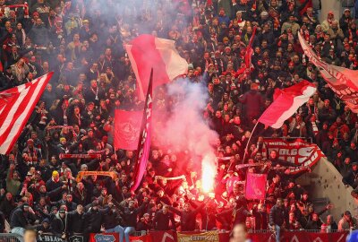 Zwickau feiert ersten Auswärtssieg der Saison! - Fans Zwickau zünden Pyrotechnik. Foto: PICTURE POINT / Gabor Krieg