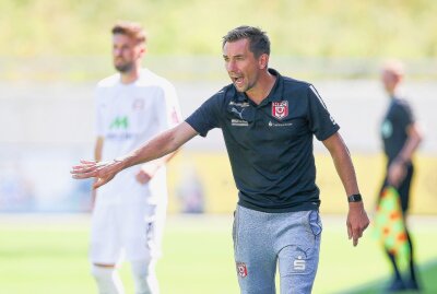 Zwickau gegen Halle: Schwäne starten mit Erfolg in die neue Saison - Trainer Andre Meyer (Hallescher FC). Foto: PICTURE POINT/Gabor Krieg
