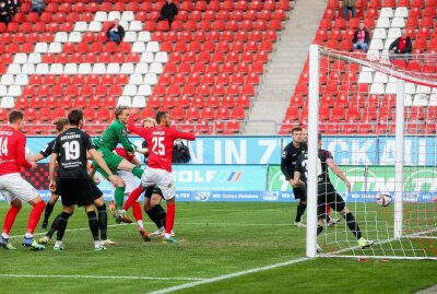Zwickau im achten Spiel in Folge ohne Niederlage - Tor für Zwickau, Marco Schikora (21) trifft zum 2:0. Foto: PICTURE POINT/Gabor Krieg