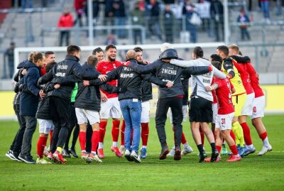 Zwickau im achten Spiel in Folge ohne Niederlage - Siegjubel beim FSV Zwickau. Foto: PICTURE POINT/Gabor Krieg