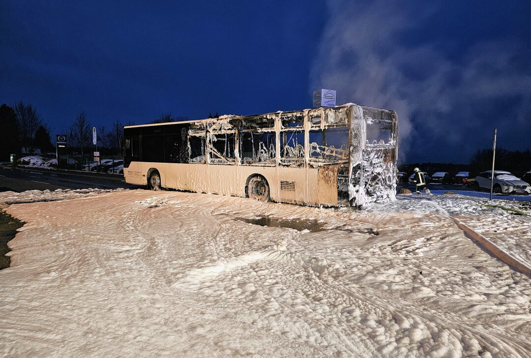 Zwickau: Linienbus gerät in Vollbrand - In Zwickau auf der Lengenfelder Straße ist ein Linienbus in Brand geraten. Foto: Mike Müller
