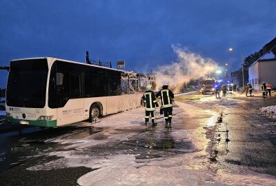 Zwickau: Linienbus gerät in Vollbrand - In Zwickau auf der Lengenfelder Straße ist ein Linienbus in Brand geraten. Foto: Mike Müller