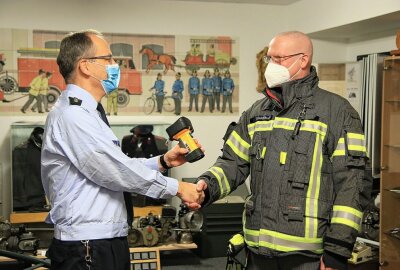 Zwickau: Mehr Orientierung im verrauchten Raum - Nils Eichhorn (links) übergibt die erste Wärmebildkamera. Foto: Stadt Zwickau/Feuerwehramt