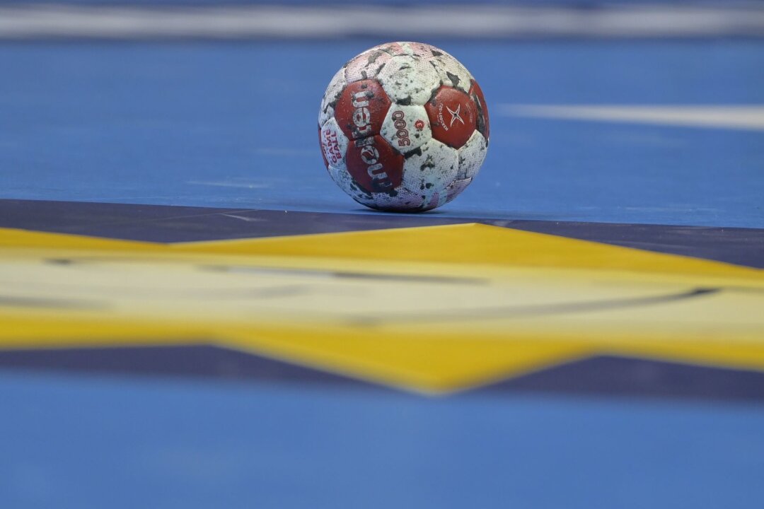 Zwickau muss nach Niederlage in Oldenburg weiter zittern - Ein Spielball liegt auf einem Handballfeld.