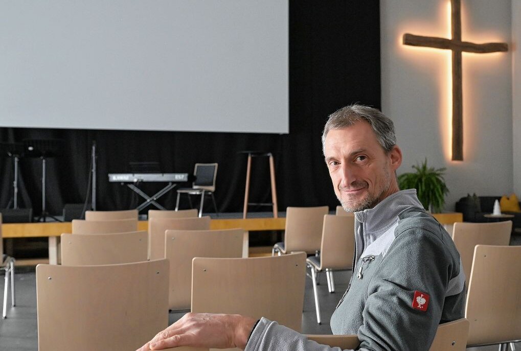 Jürgen Schubert von der Gemeindeleitung und Vorstand im Saal des neuen Gemeindezentrums. Foto: Ralf Wendland