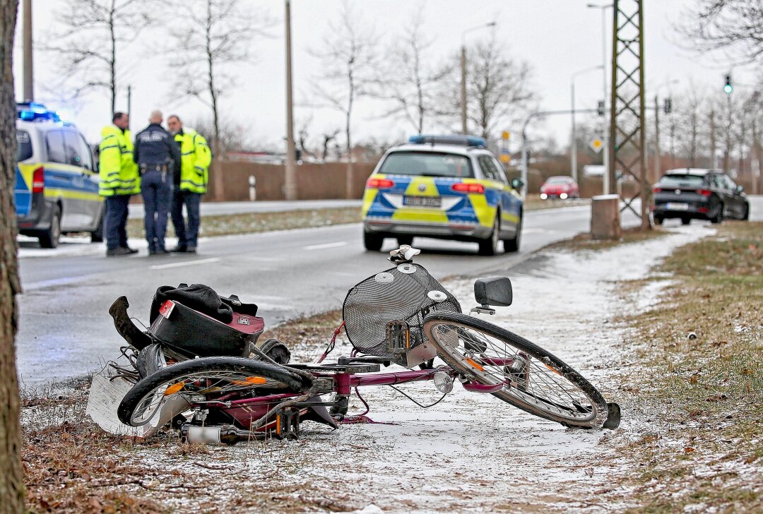 Zwickau: Radfahrer kollidiert mit PKW und stürzt schwer - In Zwickau kam es zu einem schweren Unfall. Foto: Mike Müller