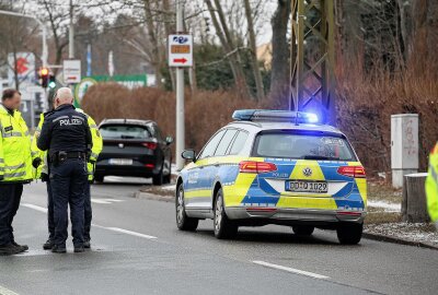 Zwickau: Radfahrer kollidiert mit PKW und stürzt schwer - In Zwickau kam es zu einem schweren Unfall. Foto: Mike Müller