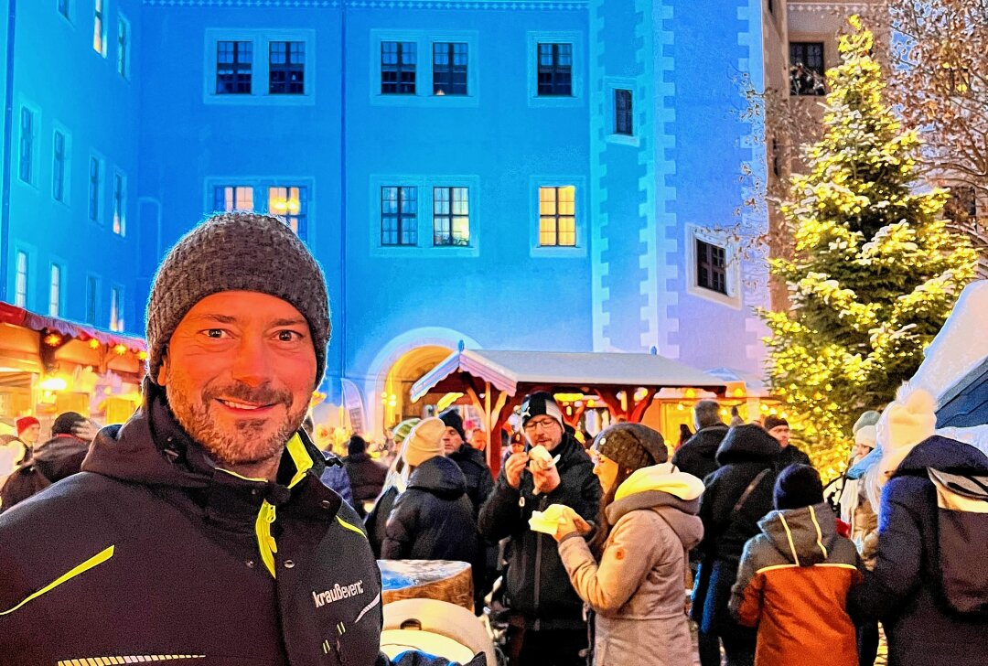 Zwickau: Schlossweihnacht lädt zum Verweilen ein - Eric Seifert vom Veranstalter Krauß Event freut sich über die gute Resonanz. Foto: Ludmila Thiele